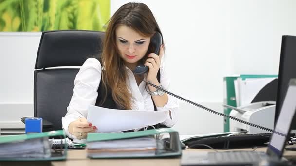 Jeune fille sur le lieu de travail au bureau ou à la banque — Video