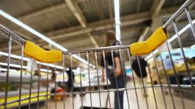 büyük bir süpermarkette alışveriş sepeti hareket