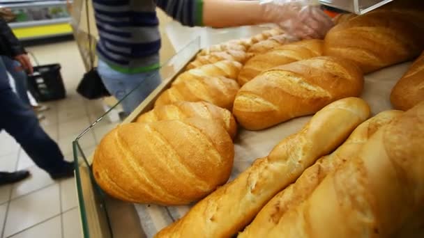 Acquirente sceglie il pane fresco in un supermercato — Video Stock