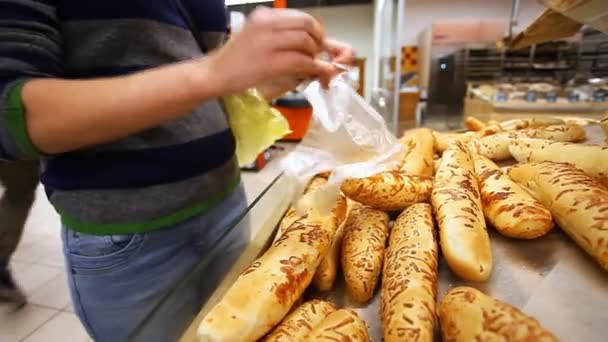 Käufer wählt frisches Brot im Supermarkt