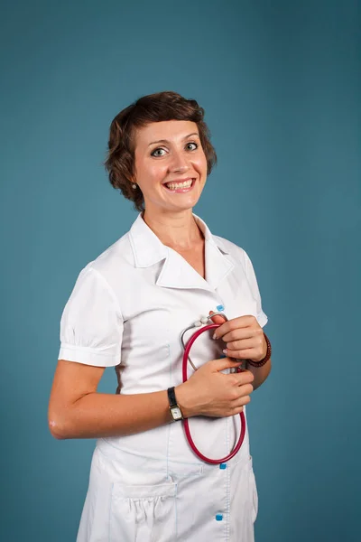 Portrait d'une jeune femme médecin avec stéthoscope en studio — Photo