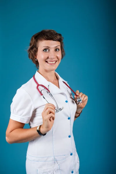 Portrait d'une jeune femme médecin avec stéthoscope en studio — Photo
