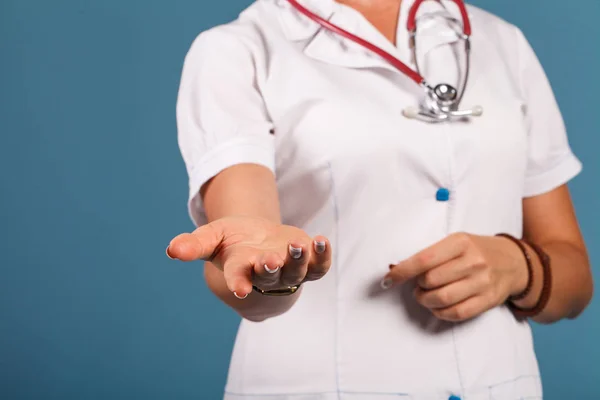 Οι γιατροί το χέρι γκρο πλαν τεντώματα για να βοηθήσει όσους — Φωτογραφία Αρχείου