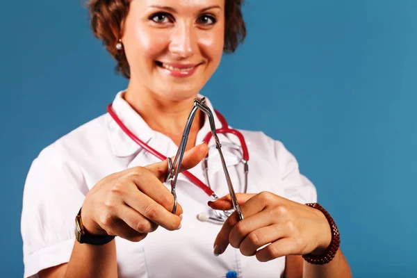 Médecin avec un instrument médical dans les mains — Photo