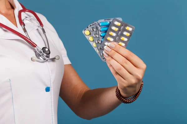 Médico con pastillas en primer plano de la mano —  Fotos de Stock
