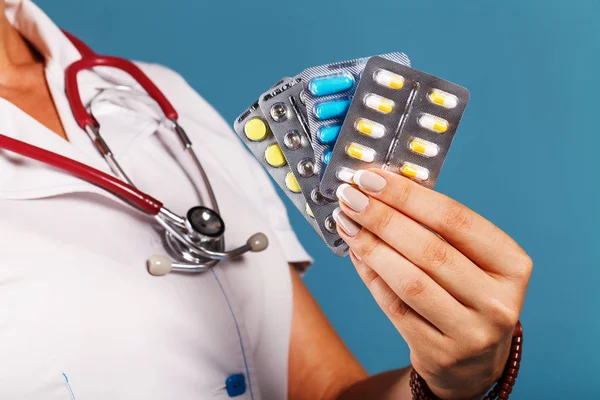 Médico con pastillas en primer plano de la mano —  Fotos de Stock