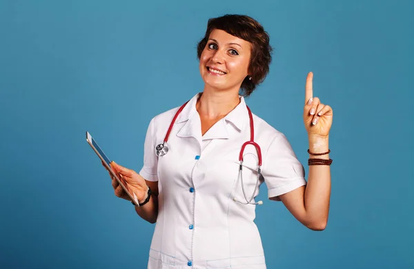 Jeune femme médecin avec un comprimé dans les mains, médicament — Photo