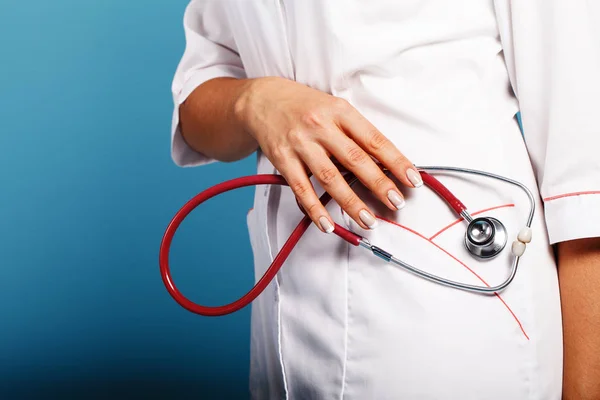 Portrait d'une jeune femme médecin avec stéthoscope en studio — Photo