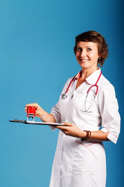 Jeune femme médecin avec un timbre médical — Photo