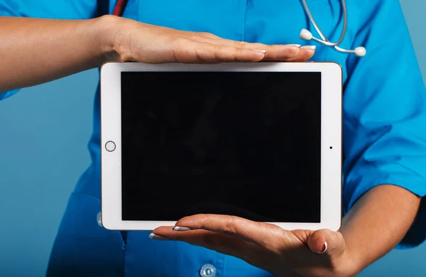 Doktor onun elinde boş bir alanı bir tablet ile