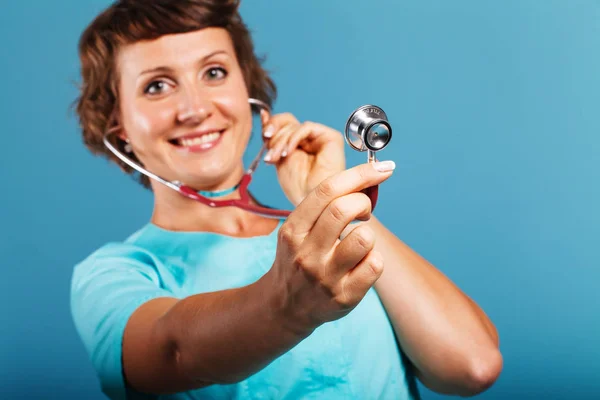 Portrait d'un jeune médecin en studio — Photo