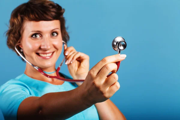 Portrait d'un jeune médecin en studio — Photo