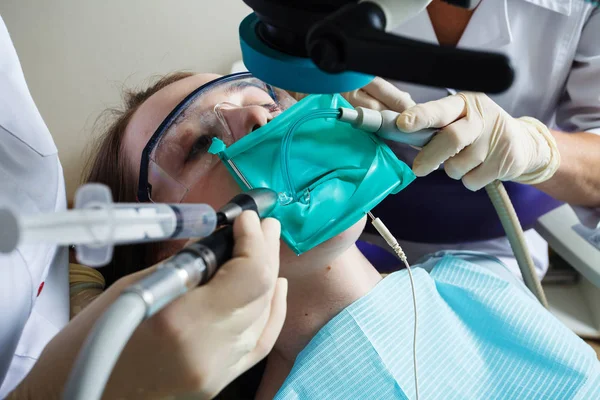 年轻的病人做牙科诊所中的过程 — 图库照片