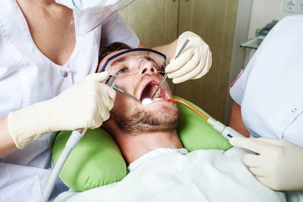Tandvård, patientundersökning och behandling hos tandläkaren — Stockfoto