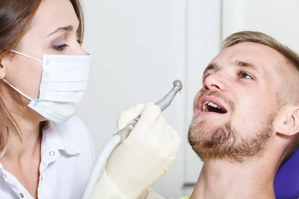 Odontología, examen del paciente y tratamiento en el dentista —  Fotos de Stock