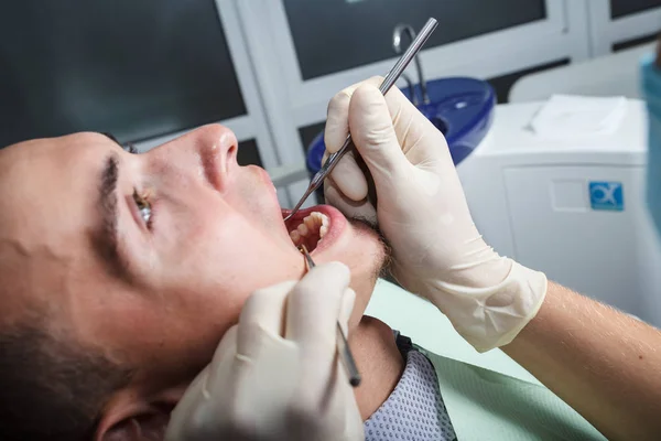 Odontología, examen del paciente y tratamiento en el dentista —  Fotos de Stock