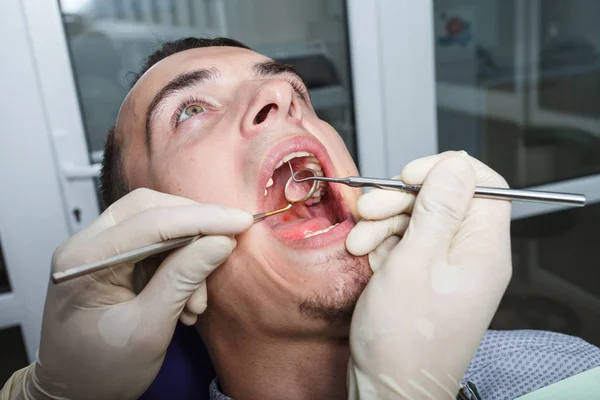 Odontología, examen del paciente y tratamiento en el dentista —  Fotos de Stock