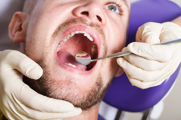 Odontología, examen del paciente y tratamiento en el dentista —  Fotos de Stock