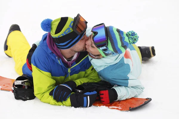 Молода пара сноубордистів радіють і радіють — стокове фото