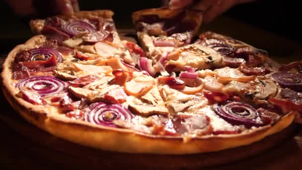 Компания друзей собирает кусочки итальянской пиццы — стоковое видео