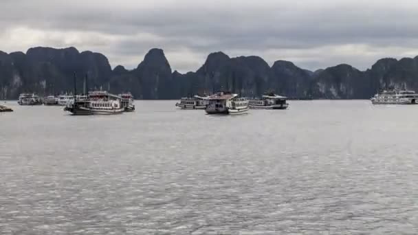 Időkiesés a Halong-öbölben. Turista Vietnam. Unesco Örökség — Stock videók