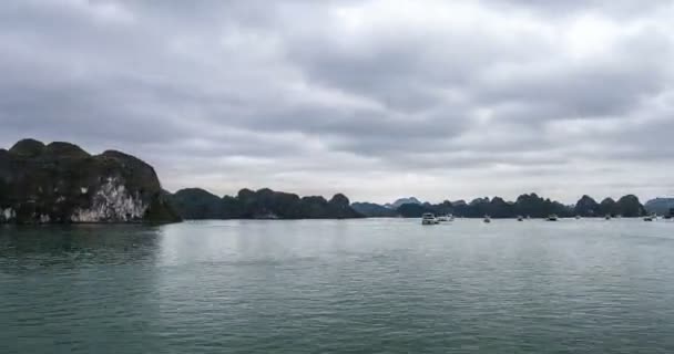 Időeltolódás a Halong-öbölben kameramozgással. A természet csodája Vietnámban. — Stock videók