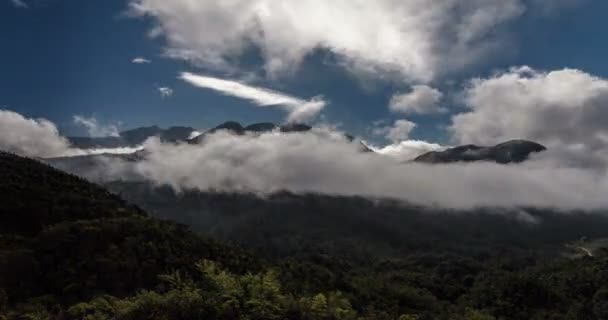 Tiden går i bergen. Vacker utsikt över bergen med moln. Vietnam Fansipan — Stockvideo