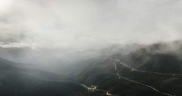 Dağlarda zaman kaybı. Bulutlu güzel dağ manzarası. Vietnam Fansipan — Stok video