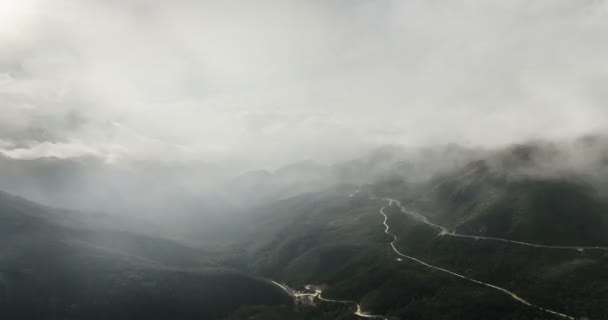 Tiden går i bergen. Vacker utsikt över bergen med moln. Vietnam Fansipan — Stockvideo