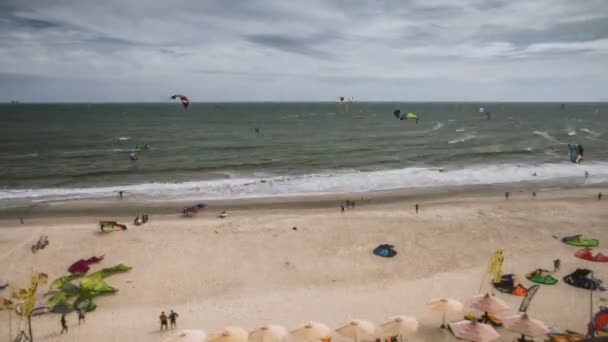 Timelapse kitesurfistas en el océano — Vídeos de Stock
