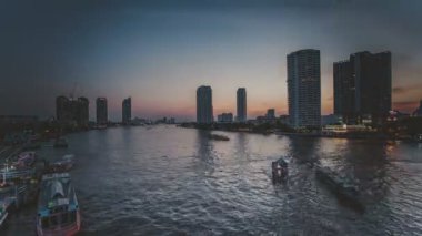 Bangkok 'ta güzel bir gün batımı. Chaopraya nehrine bakan zaman aşımı