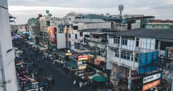 Bangkok, Thailand - February 2, 2017: Time lapse of one of the most busy and famous streets of Bangkok, Khao San Road. — Stock Video