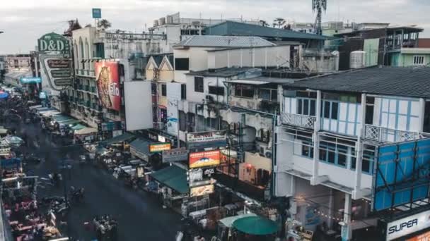 Bangkok, Tajlandia - 2 lutego 2017: Upływ czasu jednej z najbardziej ruchliwych i znanych ulic Bangkoku, Khao San Road. — Wideo stockowe