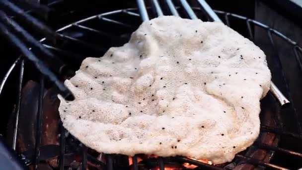 Gatumat. Snabbmat. Asiatiskt kök. Vitt ris pannkaka kokt på gatumarknaden — Stockvideo