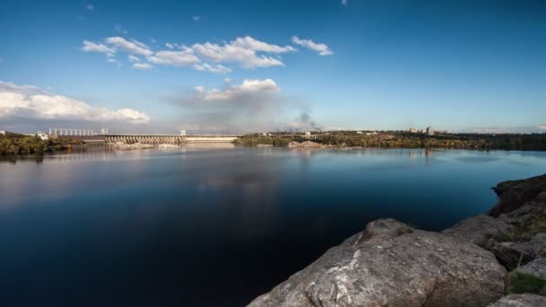 Tidsförskjutning utsikt över floden Dnepr och vattenkraftverk — Stockvideo