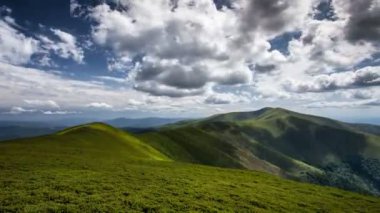 Zaman akıp gidiyor güzel dağlar ve bulutlar doğa manzarası