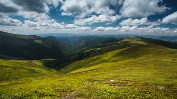 Zaman akıp gidiyor güzel dağlar ve bulutlar doğa manzarası — Stok video