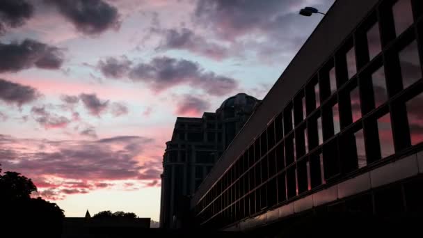 Lapso de tiempo hermosa puesta de sol púrpura con nubes en la ciudad — Vídeos de Stock