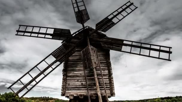 Time lapse oude windmolen op de achtergrond van dramatische wolken — Stockvideo