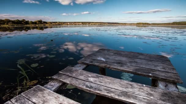 Upływ czasu krajobraz piękne jezioro i drewniany most — Wideo stockowe