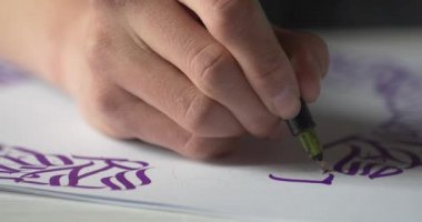 Mektup. Yakın plan kaligrafi. Yaratıcı süreçte hat sanatçısı.