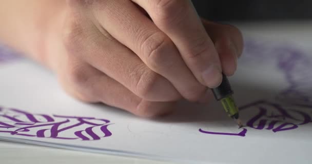 Lettering.Calligraphy close-up. Artista calígrafo en el proceso creativo — Vídeo de stock