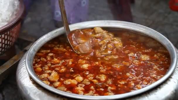 Asijské pouliční jídlo. Velká nádrž s polévkou zblízka — Stock video