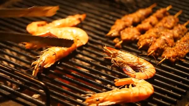 Large shrimp cooked on a barbecue — Stock Video