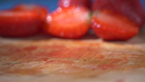 Super morangos fatiados suculentos em câmera lenta. Conceito de imagens de frutas e vitaminas frescas . — Vídeo de Stock