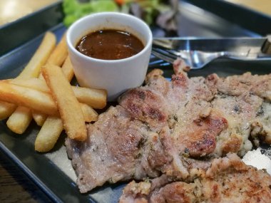 Baharatlı sos limonlu ızgara dana biftek, Tay gıda stil.