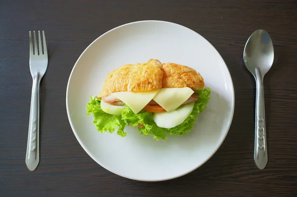 Sandwich dengan ham, keju, tomat — Stok Foto