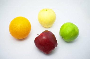 Kırmızı elma, taze turuncu, yeşil elma, beyaz arka plan üzerinde Çince armut