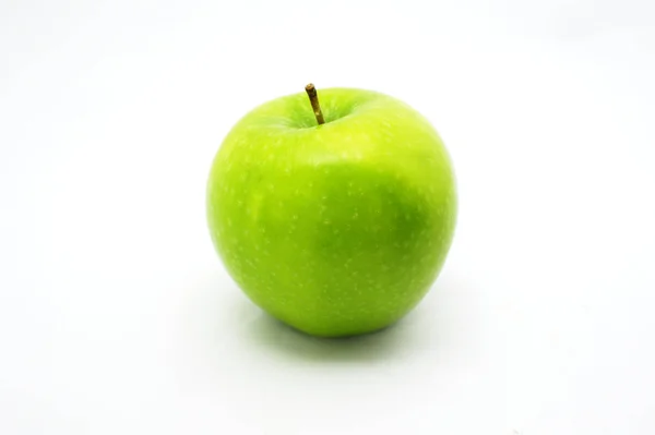 Frutta tailandese, mela verde su sfondo bianco — Foto Stock