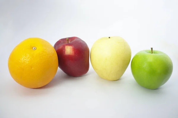 Maçã vermelha, laranja fresca, maçã verde, pêra chinesa no fundo branco — Fotografia de Stock